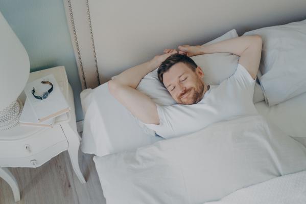 vecteezy jeune homme caucasien detendu heureux dormant dans son lit 7662949